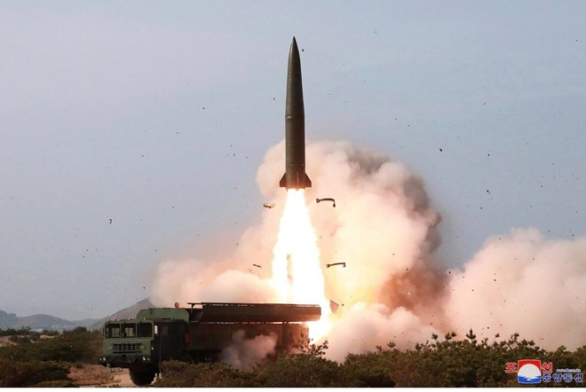 Triều Tiên phóng khoảng 10 tên lửa đạn đạo